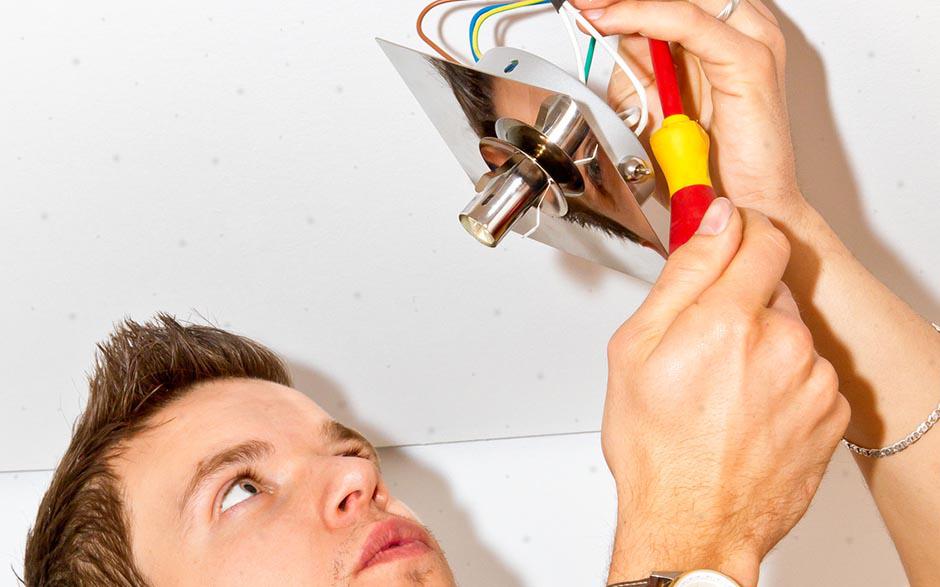je recherche un électricien Paris 15
